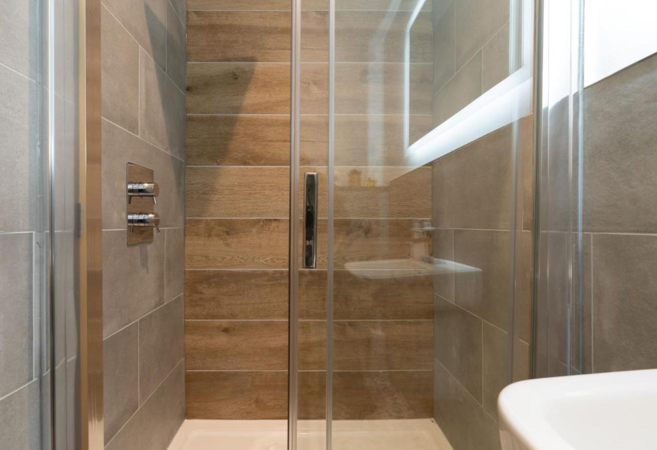 Spacious - Contemporary 2Br Apartment - Central Ambleside - Parking Экстерьер фото